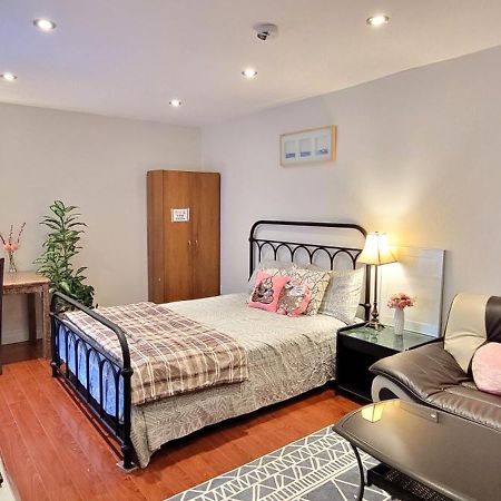 Mainfloor Spacious Room In טורונטו מראה חיצוני תמונה